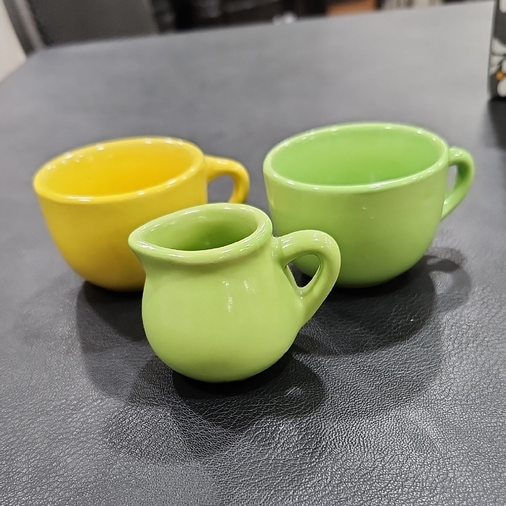 GREEN and YELLOW VINTAGE CERAMIC SCHYLLING CUP SET